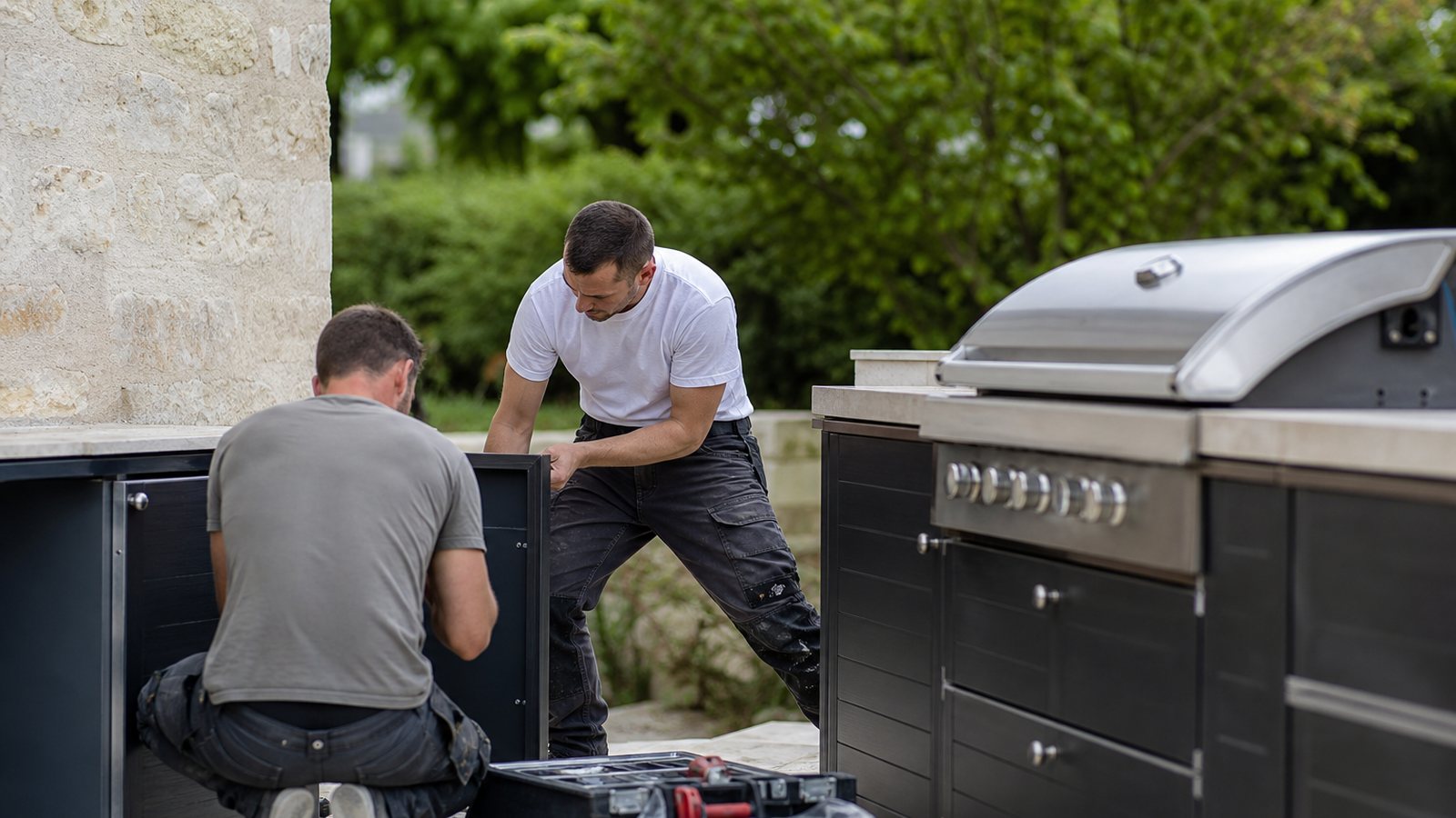 Atelier et pose d'une cuisine extérieure sur mesure en inox sur une terrasse
