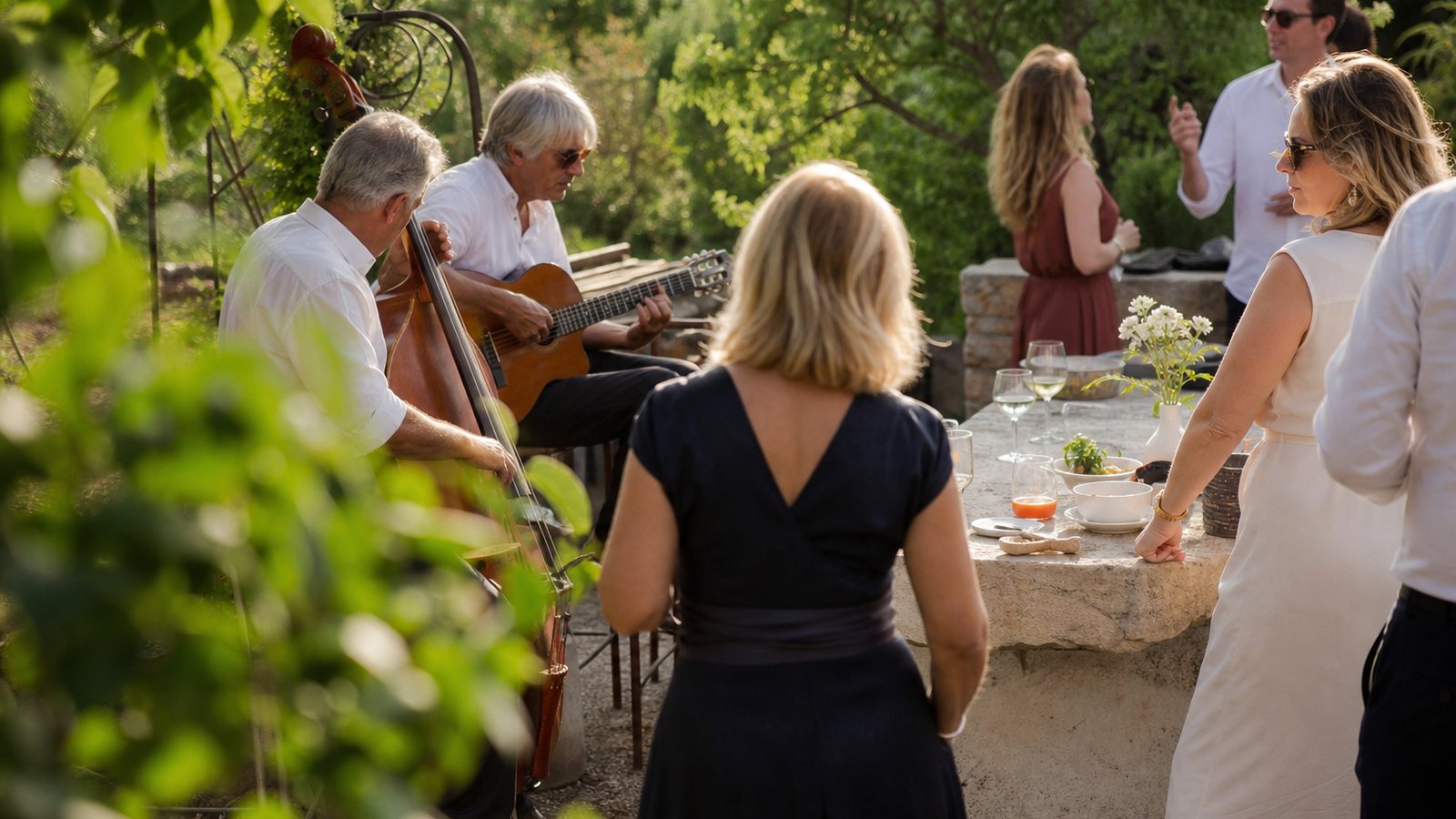 Cuisine extérieure intégrée harmonieusement à un jardin paysager et à sa terrasse